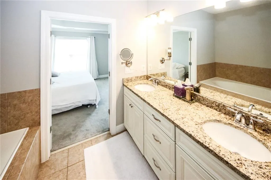 7950 Highland Bluff, Sandy Springs, Georgia 30328, 3 Bedrooms Bedrooms, ,3 BathroomsBathrooms,Residential,Sold,7950 Highland Bluff,6758875