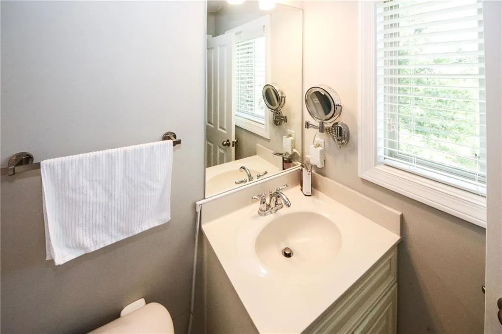 7950 Highland Bluff, Sandy Springs, Georgia 30328, 3 Bedrooms Bedrooms, ,3 BathroomsBathrooms,Residential,Sold,7950 Highland Bluff,6758875
