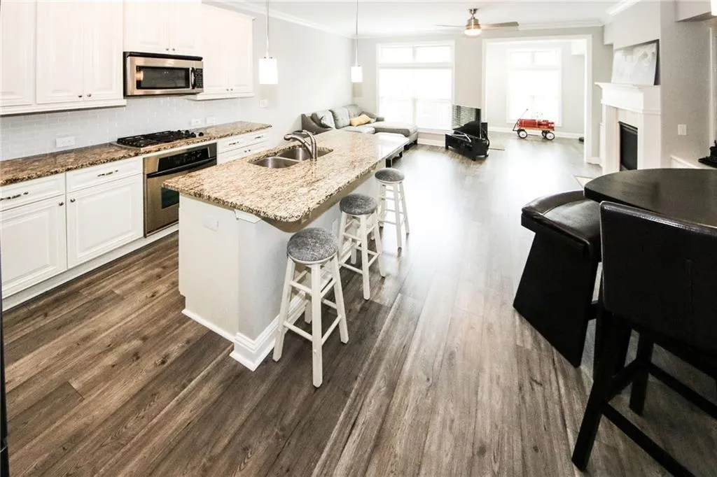 7950 Highland Bluff, Sandy Springs, Georgia 30328, 3 Bedrooms Bedrooms, ,3 BathroomsBathrooms,Residential,Sold,7950 Highland Bluff,6758875