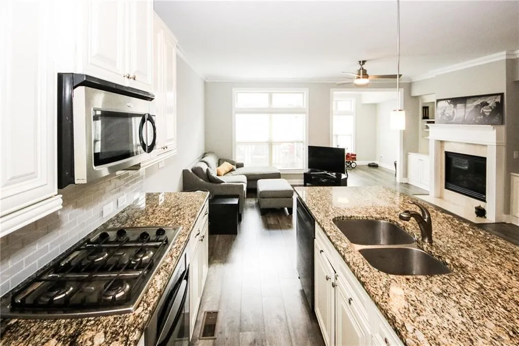 7950 Highland Bluff, Sandy Springs, Georgia 30328, 3 Bedrooms Bedrooms, ,3 BathroomsBathrooms,Residential,Sold,7950 Highland Bluff,6758875