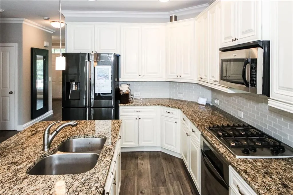 7950 Highland Bluff, Sandy Springs, Georgia 30328, 3 Bedrooms Bedrooms, ,3 BathroomsBathrooms,Residential,Sold,7950 Highland Bluff,6758875