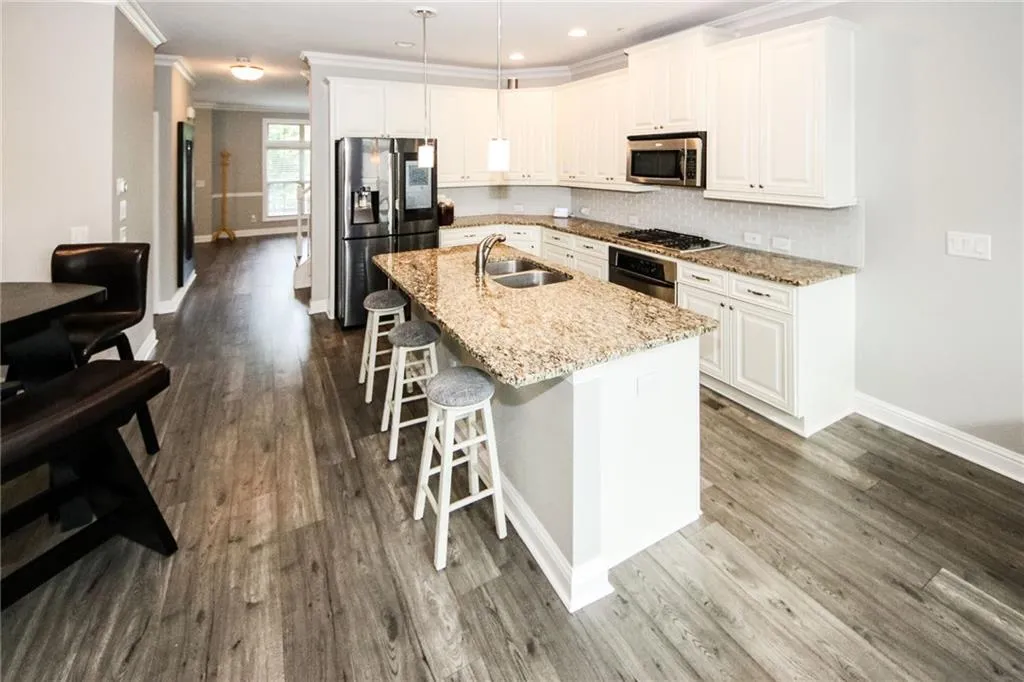 7950 Highland Bluff, Sandy Springs, Georgia 30328, 3 Bedrooms Bedrooms, ,3 BathroomsBathrooms,Residential,Sold,7950 Highland Bluff,6758875