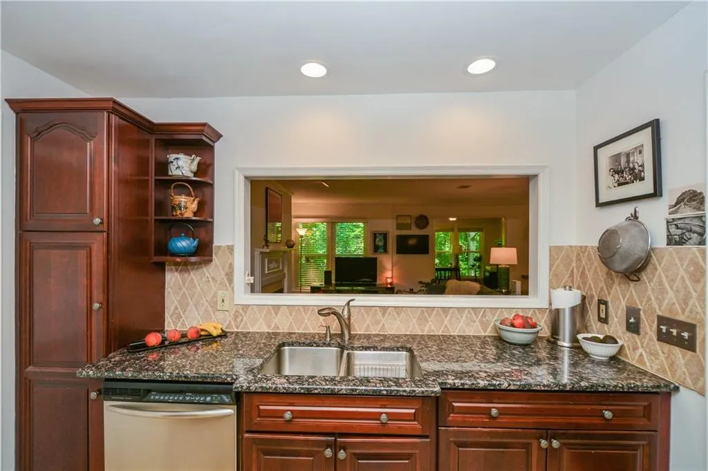 1009 Camden Court, Atlanta, Georgia 30327, 2 Bedrooms Bedrooms, ,2 BathroomsBathrooms,Residential,Sold,1009 Camden Court,6935112