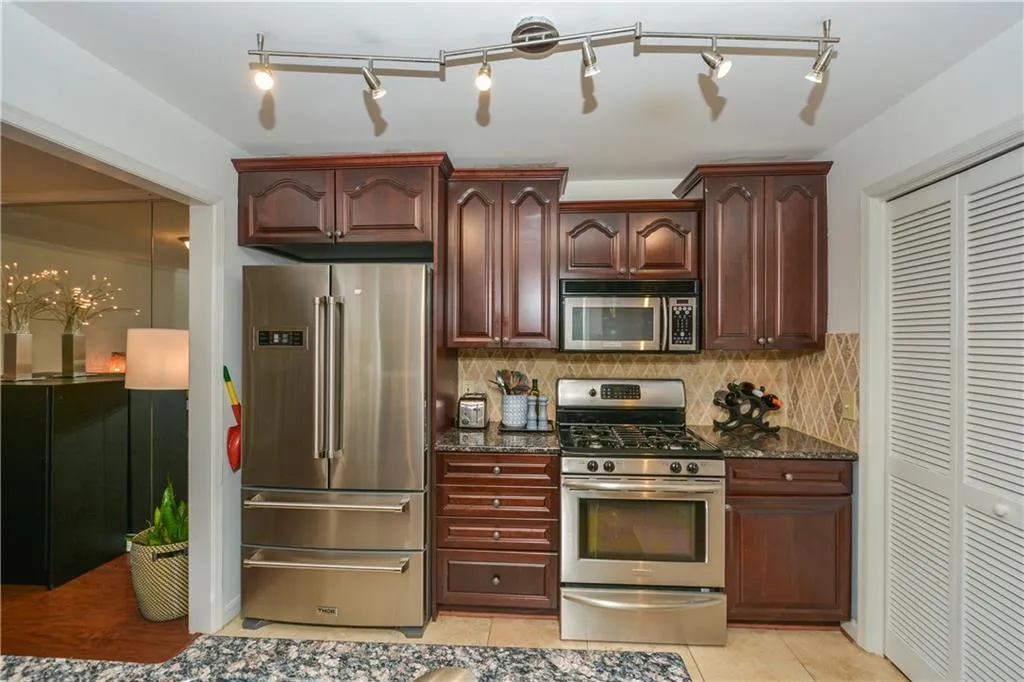 1009 Camden Court, Atlanta, Georgia 30327, 2 Bedrooms Bedrooms, ,2 BathroomsBathrooms,Residential,Sold,1009 Camden Court,6935112