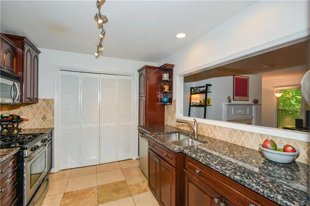 1009 Camden Court, Atlanta, Georgia 30327, 2 Bedrooms Bedrooms, ,2 BathroomsBathrooms,Residential,Sold,1009 Camden Court,6935112