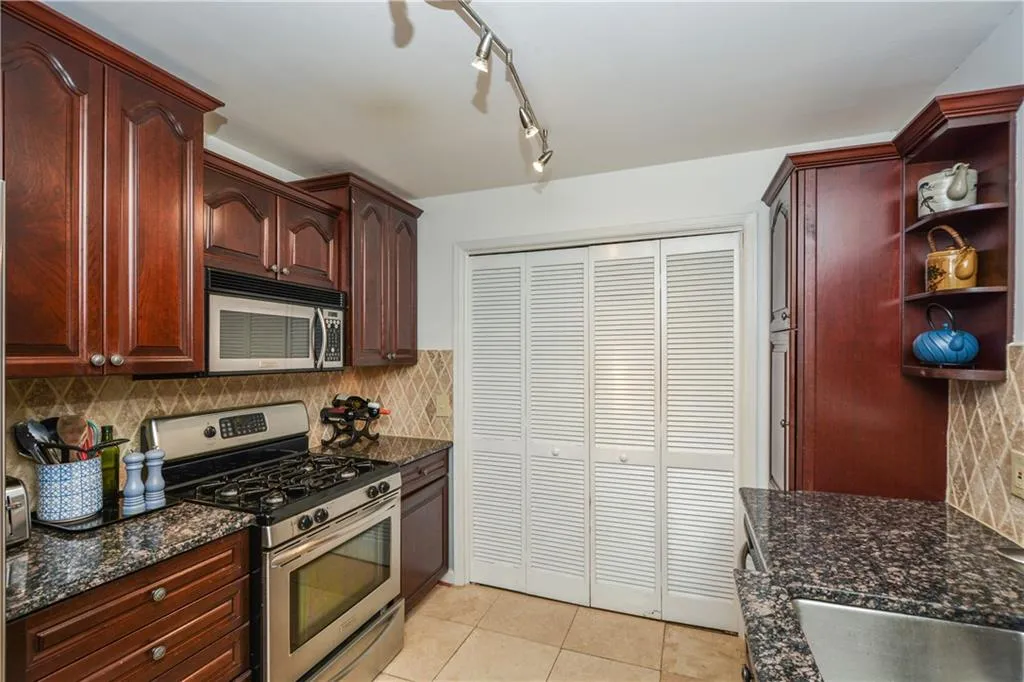 1009 Camden Court, Atlanta, Georgia 30327, 2 Bedrooms Bedrooms, ,2 BathroomsBathrooms,Residential,Sold,1009 Camden Court,6935112