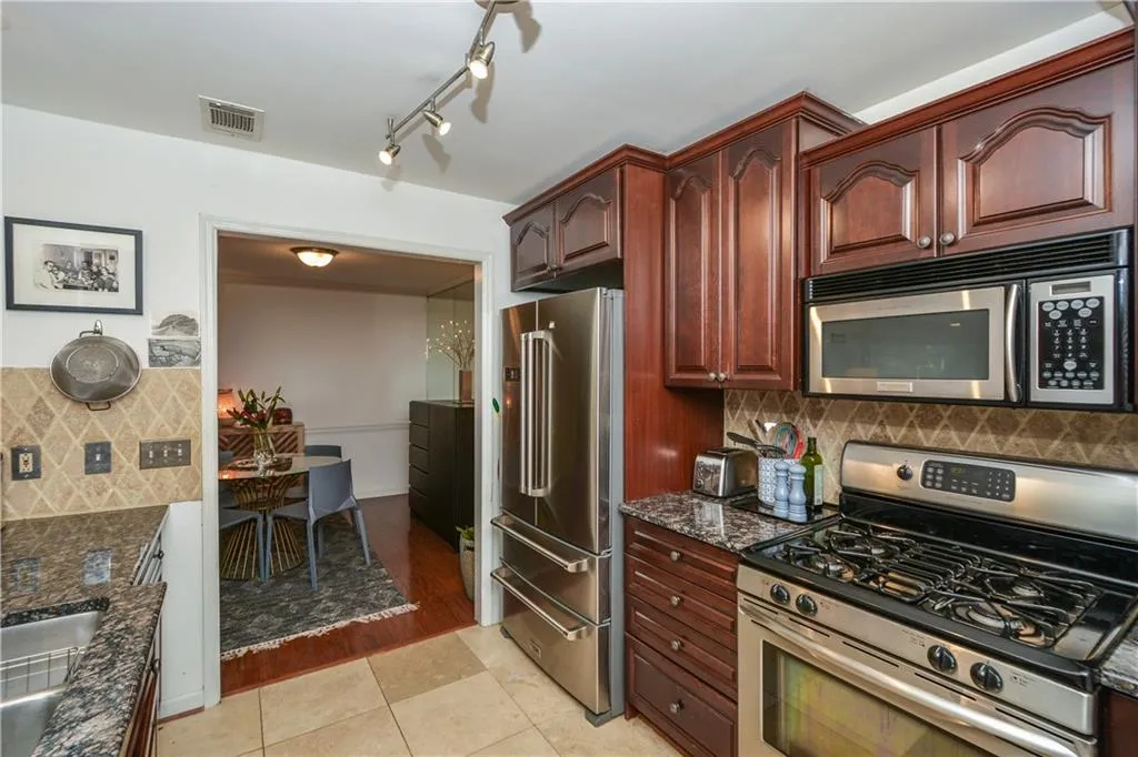 1009 Camden Court, Atlanta, Georgia 30327, 2 Bedrooms Bedrooms, ,2 BathroomsBathrooms,Residential,Sold,1009 Camden Court,6935112