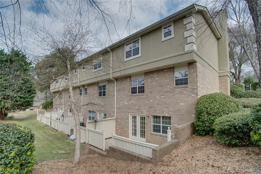 6900 Roswell Road Unit E-1, Atlanta, Georgia 30328, 3 Bedrooms Bedrooms, ,2 BathroomsBathrooms,Residential,Sold,6900 Roswell Road Unit E-1,5989357