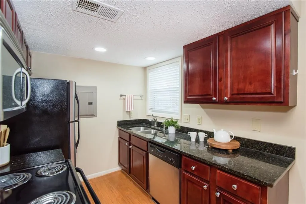 6900 Roswell Road Unit E-1, Atlanta, Georgia 30328, 3 Bedrooms Bedrooms, ,2 BathroomsBathrooms,Residential,Sold,6900 Roswell Road Unit E-1,5989357