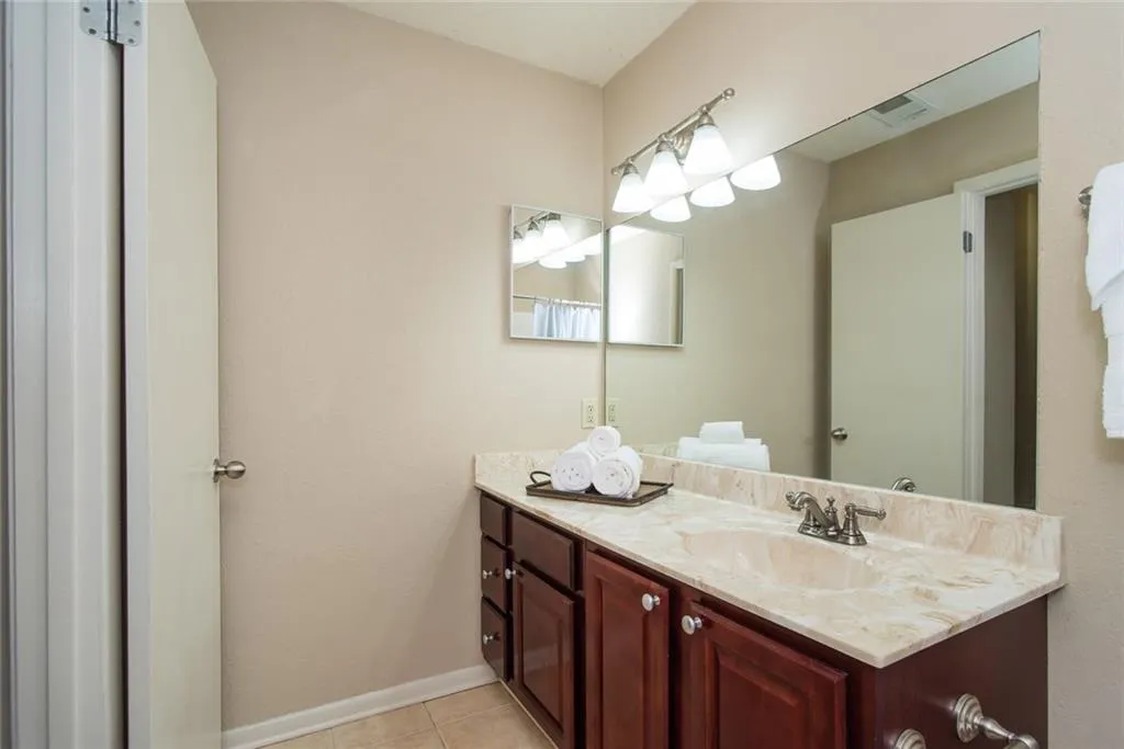 6900 Roswell Road Unit E-1, Atlanta, Georgia 30328, 3 Bedrooms Bedrooms, ,2 BathroomsBathrooms,Residential,Sold,6900 Roswell Road Unit E-1,5989357