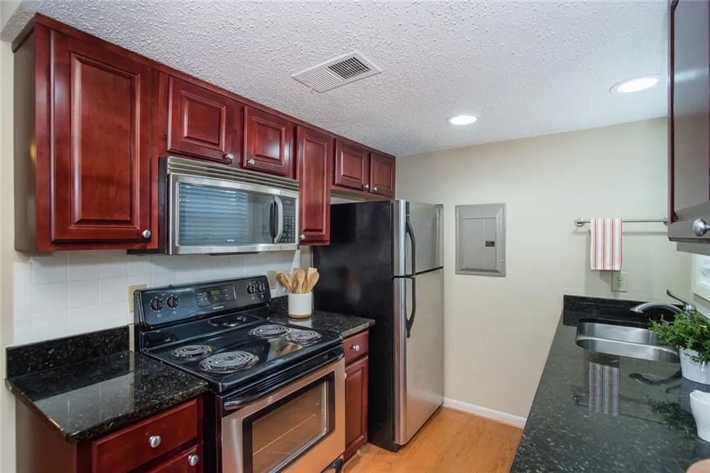 6900 Roswell Road Unit E-1, Atlanta, Georgia 30328, 3 Bedrooms Bedrooms, ,2 BathroomsBathrooms,Residential,Sold,6900 Roswell Road Unit E-1,5989357