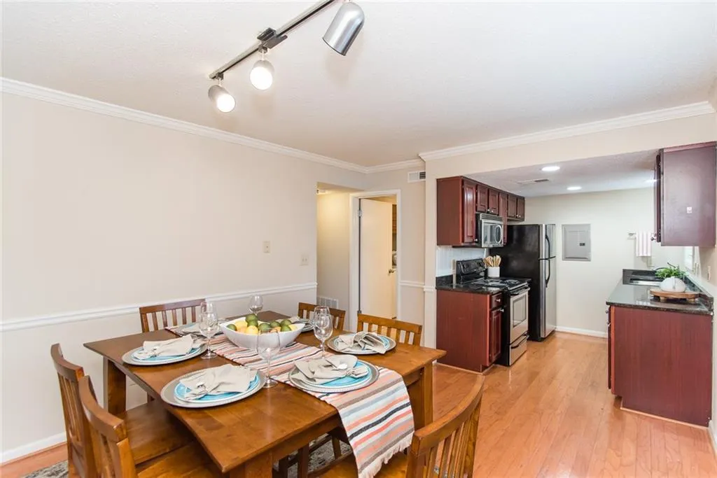 6900 Roswell Road Unit E-1, Atlanta, Georgia 30328, 3 Bedrooms Bedrooms, ,2 BathroomsBathrooms,Residential,Sold,6900 Roswell Road Unit E-1,5989357