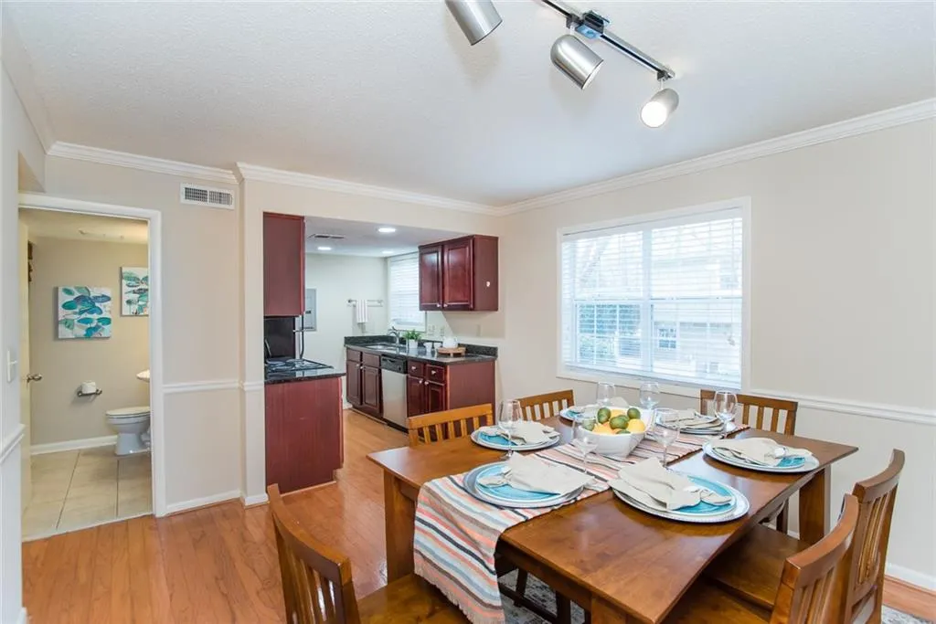 6900 Roswell Road Unit E-1, Atlanta, Georgia 30328, 3 Bedrooms Bedrooms, ,2 BathroomsBathrooms,Residential,Sold,6900 Roswell Road Unit E-1,5989357