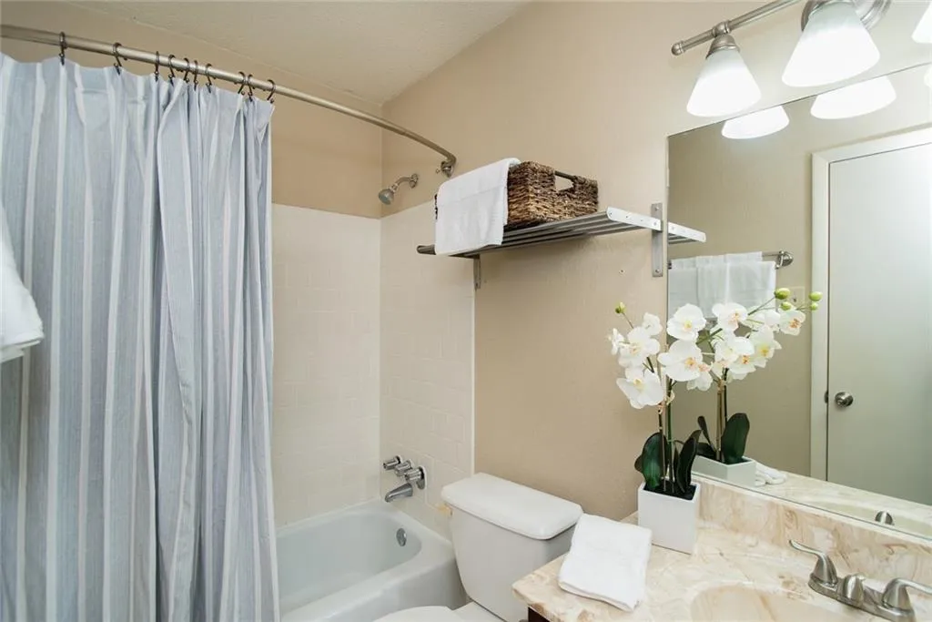 6900 Roswell Road Unit E-1, Atlanta, Georgia 30328, 3 Bedrooms Bedrooms, ,2 BathroomsBathrooms,Residential,Sold,6900 Roswell Road Unit E-1,5989357