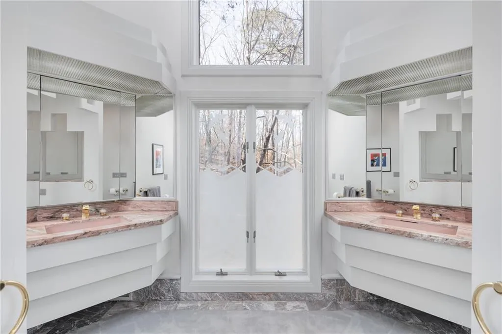 605 Cambridge Way, Sandy Springs, Georgia 30328, 5 Bedrooms Bedrooms, ,5 BathroomsBathrooms,Residential,Sold,605 Cambridge Way,7001333