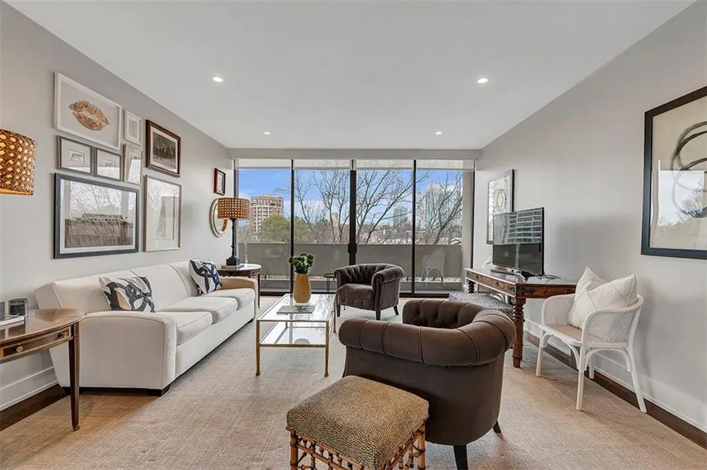 2575 Peachtree Road Ne Unit 11d, Atlanta, Georgia 30305, 1 Bedroom Bedrooms, ,1 BathroomBathrooms,Residential,Sold,2575 Peachtree Road Ne Unit 11d,7511589