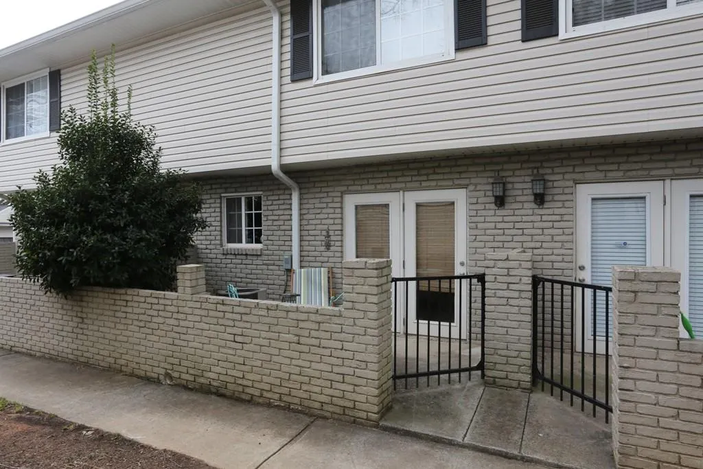 6940 Roswell Road Unit 18e, Atlanta, Georgia 30328, 1 Bedroom Bedrooms, ,1 BathroomBathrooms,Residential,Sold,6940 Roswell Road Unit 18e,5661034