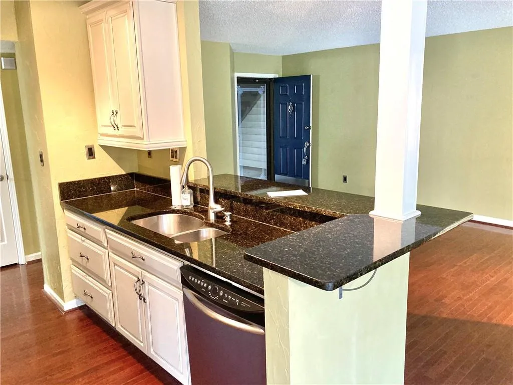 704 Garden Court, Sandy Springs, Georgia 30328, 2 Bedrooms Bedrooms, ,2 BathroomsBathrooms,Residential,Sold,704 Garden Court,7183526