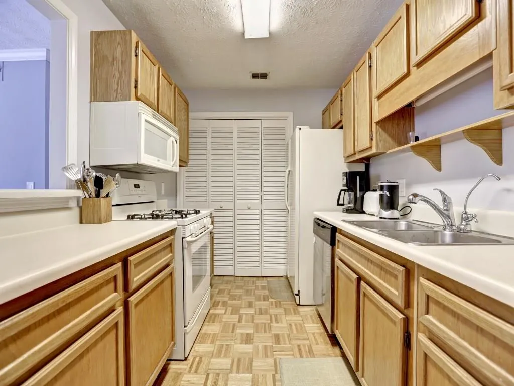 304 Gettysburg Place Unit 304, Sandy Springs, Georgia 30350, 2 Bedrooms Bedrooms, ,2 BathroomsBathrooms,Residential,Sold,304 Gettysburg Place Unit 304,5702961