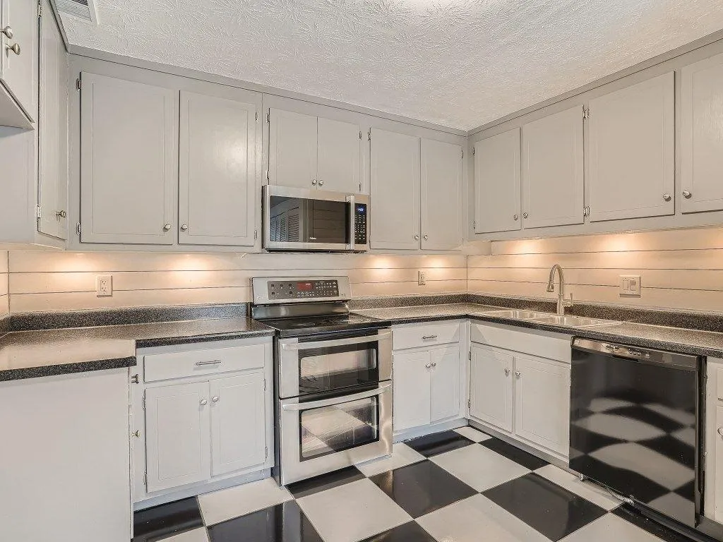 380 N. River Parkway Unit D, Sandy Springs, Georgia 30350, 3 Bedrooms Bedrooms, ,2 BathroomsBathrooms,Residential,Sold,380 N. River Parkway Unit D,7117222