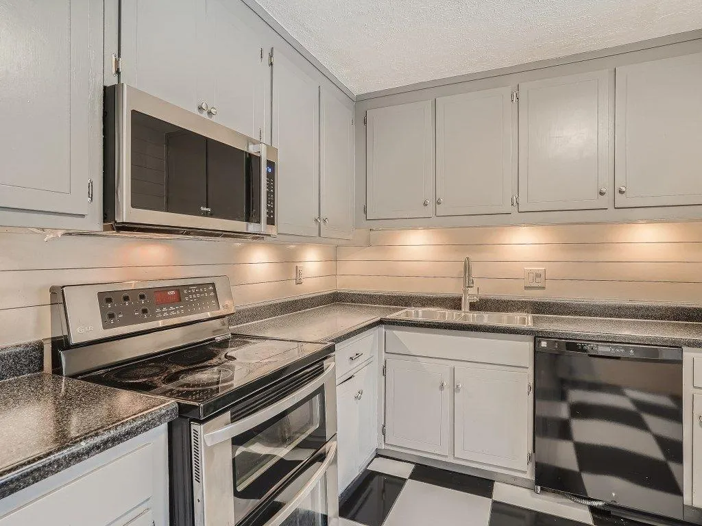 380 N. River Parkway Unit D, Sandy Springs, Georgia 30350, 3 Bedrooms Bedrooms, ,2 BathroomsBathrooms,Residential,Sold,380 N. River Parkway Unit D,7117222