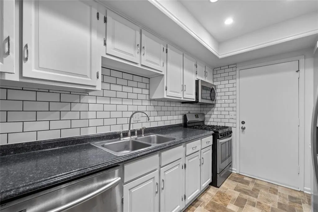 6851 Roswell Road Unit D28, Atlanta, Georgia 30328, 2 Bedrooms Bedrooms, ,2 BathroomsBathrooms,Residential,For Sale,6851 Roswell Road Unit D28,7743766
