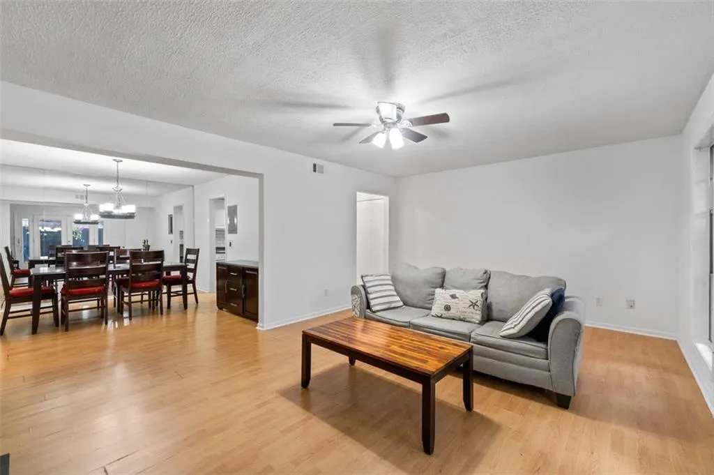 6851 Roswell Road Unit D28, Atlanta, Georgia 30328, 2 Bedrooms Bedrooms, ,2 BathroomsBathrooms,Residential,For Sale,6851 Roswell Road Unit D28,7743766