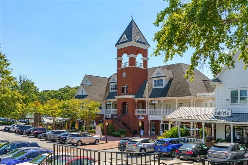 Located on minutes from Downtown Vinings