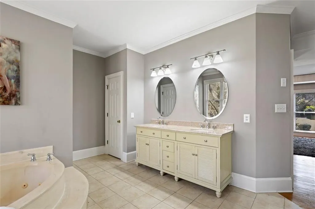 45 Battle Ridge Drive, Atlanta, Georgia 30342, 6 Bedrooms Bedrooms, ,4 BathroomsBathrooms,Residential,Sold,45 Battle Ridge Drive,7044235