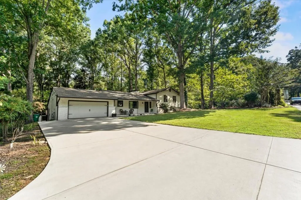1606 E Nancy Creek Drive, Brookhaven, Georgia 30319, 5 Bedrooms Bedrooms, 0 ,3 BathroomsBathrooms,Residential,For Sale,1606 E Nancy Creek Drive,7835446