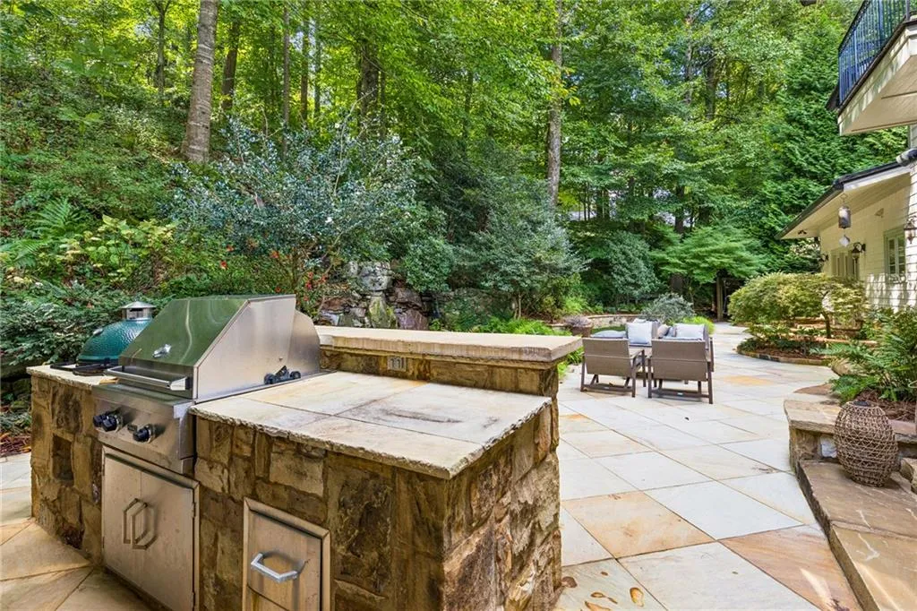 544 Hollydale Court Nw, Atlanta, Georgia 30342, 5 Bedrooms Bedrooms, 0 ,5 BathroomsBathrooms,Residential,For Sale,544 Hollydale Court Nw,7844783