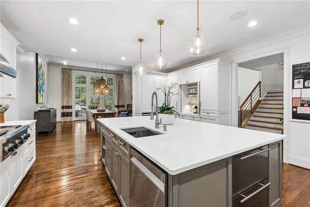 544 Hollydale Court Nw, Atlanta, Georgia 30342, 5 Bedrooms Bedrooms, 0 ,5 BathroomsBathrooms,Residential,For Sale,544 Hollydale Court Nw,7844783