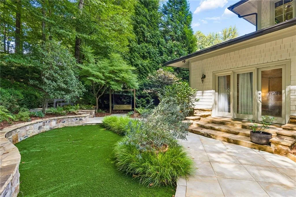544 Hollydale Court Nw, Atlanta, Georgia 30342, 5 Bedrooms Bedrooms, 0 ,5 BathroomsBathrooms,Residential,For Sale,544 Hollydale Court Nw,7844783