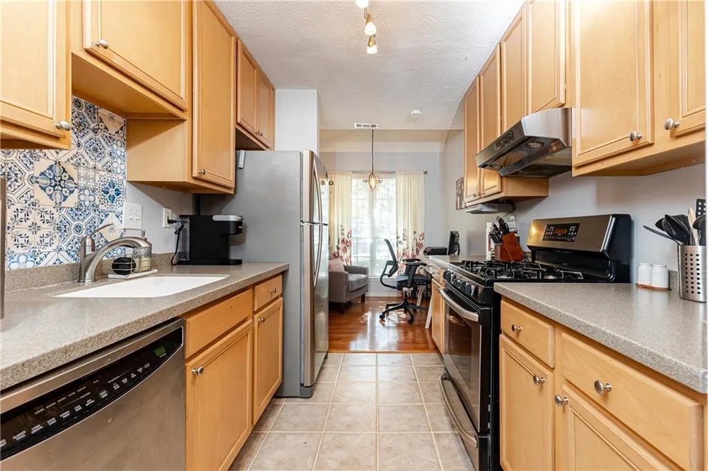 6822 Glenridge Drive Unit F, Sandy Springs, Georgia 30328, 2 Bedrooms Bedrooms, ,2 BathroomsBathrooms,Residential,Sold,6822 Glenridge Drive Unit F,7001853