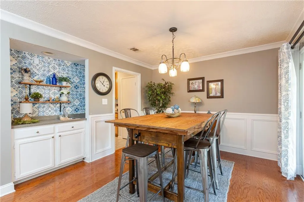 6822 Glenridge Drive Unit F, Sandy Springs, Georgia 30328, 2 Bedrooms Bedrooms, ,2 BathroomsBathrooms,Residential,Sold,6822 Glenridge Drive Unit F,7001853