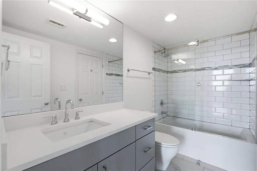 3481 Lakeside Drive Ne Unit 1702, Atlanta, Georgia 30326, 2 Bedrooms Bedrooms, 0 ,2 BathroomsBathrooms,Residential,For Sale,3481 Lakeside Drive Ne Unit 1702,7817736