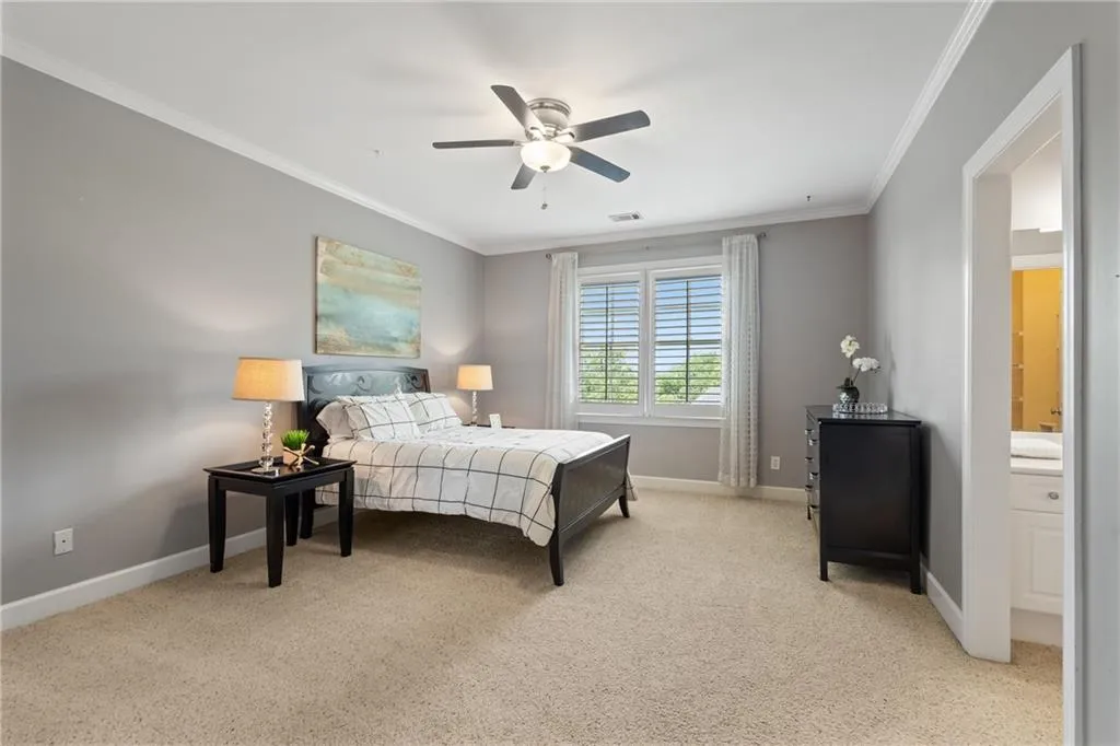 Upper oversized bedroom w/ jack n jill bath