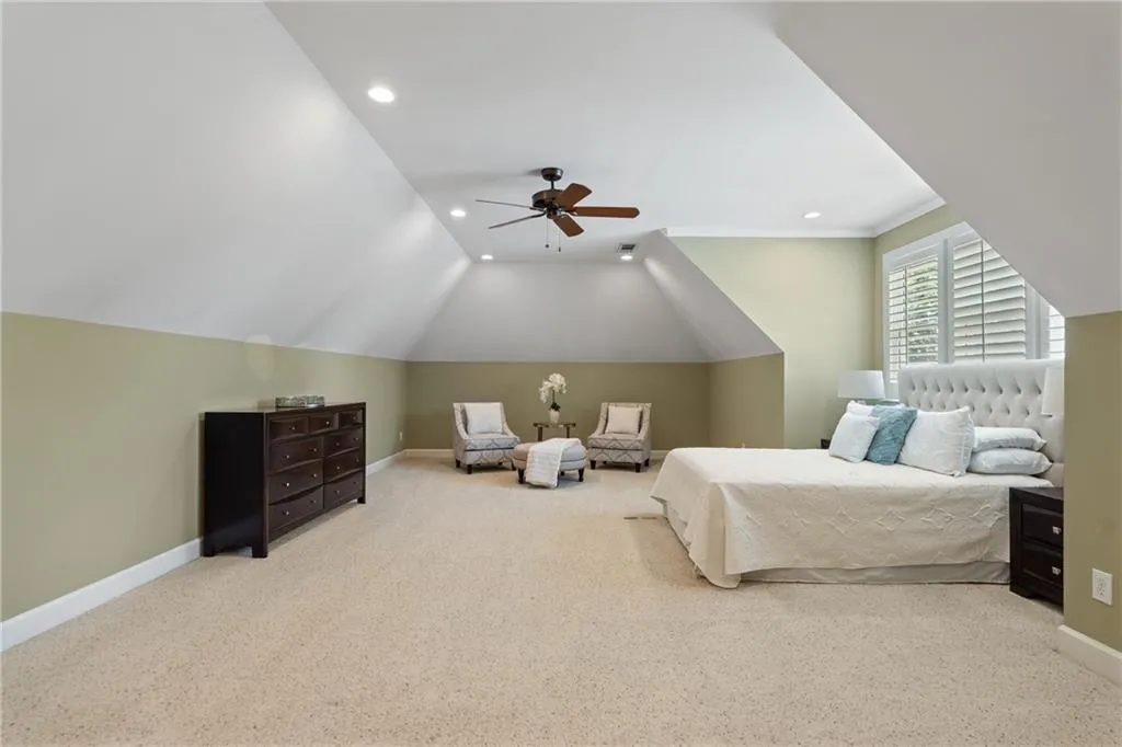 Upper oversized bedroom w/ jack n jill bath