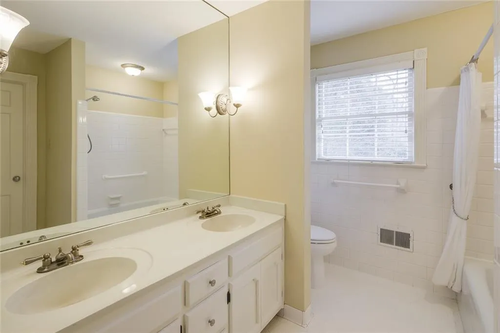 3255 Spalding Drive, Sandy Springs, Georgia 30350, 5 Bedrooms Bedrooms, ,3 BathroomsBathrooms,Residential,Sold,3255 Spalding Drive,6677907