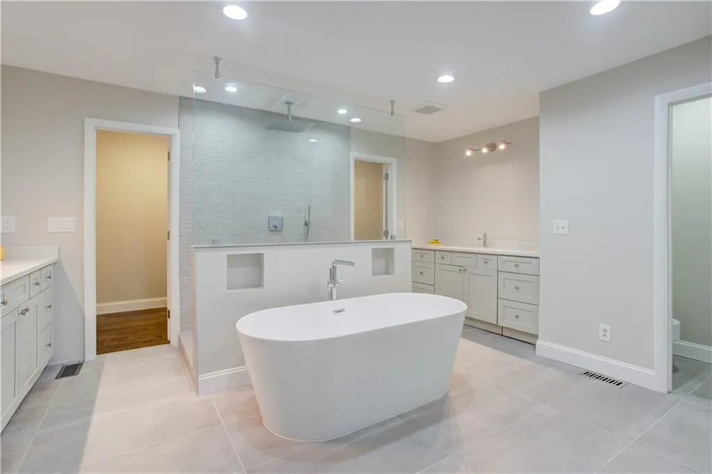 6545 Riverside Drive, Sandy Springs, Georgia 30328, 3 Bedrooms Bedrooms, ,3 BathroomsBathrooms,Residential,Sold,6545 Riverside Drive,6717962