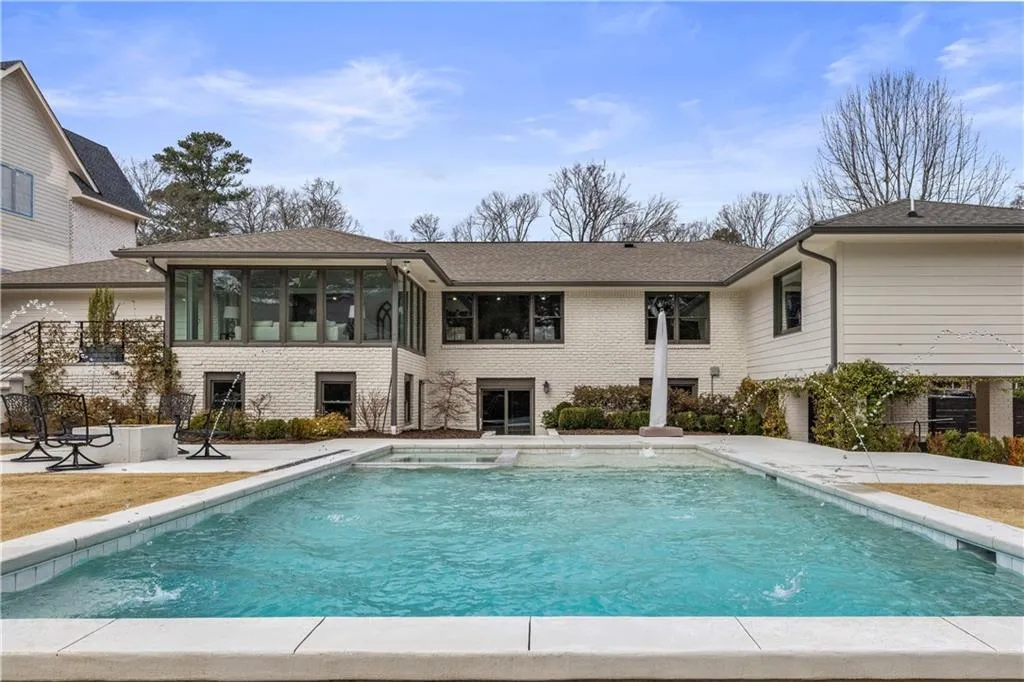 Pool with water spouts and bubblers on