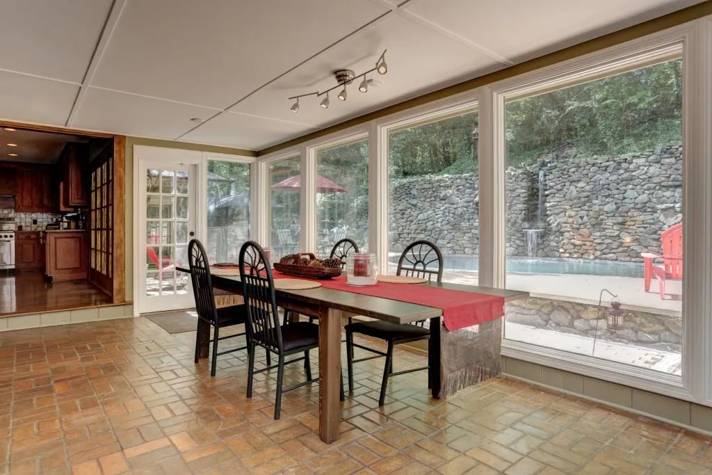 7220 Riverside Drive, Sandy Springs, Georgia 30328, 5 Bedrooms Bedrooms, ,4 BathroomsBathrooms,Residential,Sold,7220 Riverside Drive,5642265