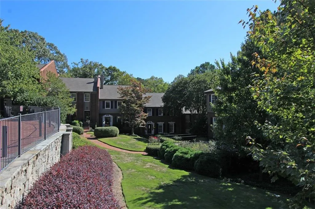 5273 Glenridge Drive Unit 5273, Sandy Springs, Georgia 30342, 3 Bedrooms Bedrooms, ,3 BathroomsBathrooms,Residential,Sold,5273 Glenridge Drive Unit 5273,5761352