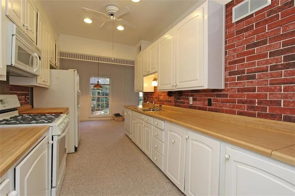 5273 Glenridge Drive Unit 5273, Sandy Springs, Georgia 30342, 3 Bedrooms Bedrooms, ,3 BathroomsBathrooms,Residential,Sold,5273 Glenridge Drive Unit 5273,5761352