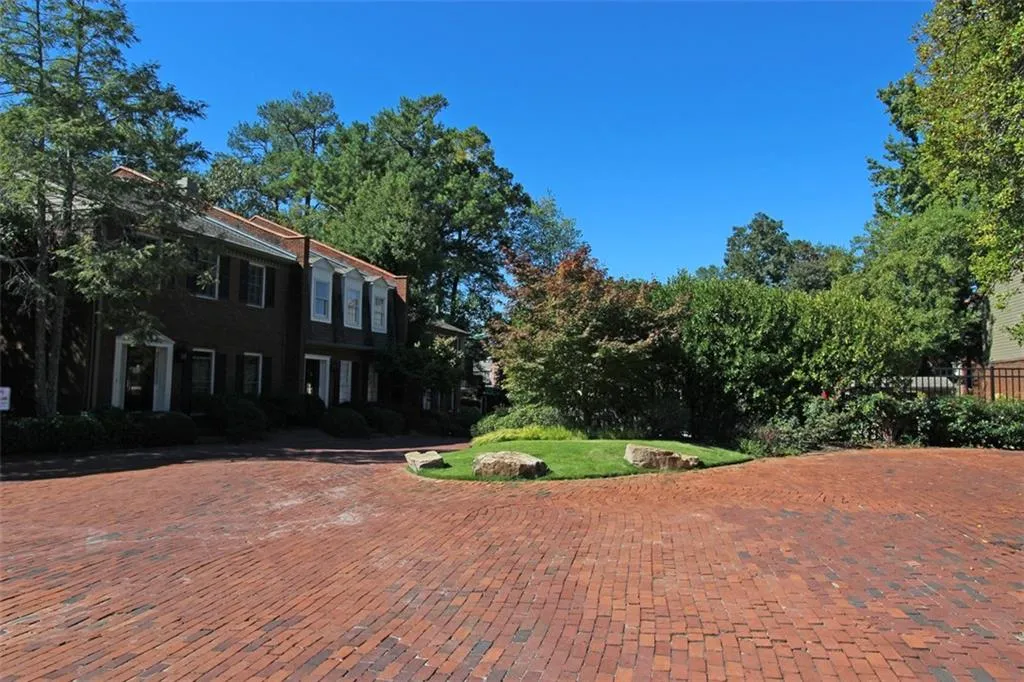 5273 Glenridge Drive Unit 5273, Sandy Springs, Georgia 30342, 3 Bedrooms Bedrooms, ,3 BathroomsBathrooms,Residential,Sold,5273 Glenridge Drive Unit 5273,5761352