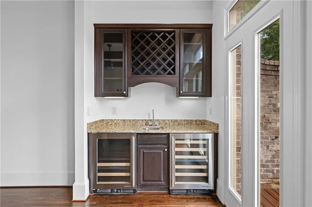 Bar conveniently located in Family Room & close to deck