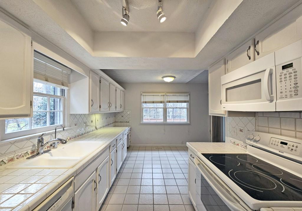 1001 Dunwoody Chace Unit 1001, Sandy Springs, Georgia 30328, 3 Bedrooms Bedrooms, ,3 BathroomsBathrooms,Residential,Sold,1001 Dunwoody Chace Unit 1001,7347348