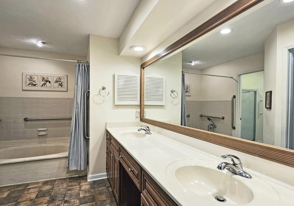1001 Dunwoody Chace Unit 1001, Sandy Springs, Georgia 30328, 3 Bedrooms Bedrooms, ,3 BathroomsBathrooms,Residential,Sold,1001 Dunwoody Chace Unit 1001,7347348
