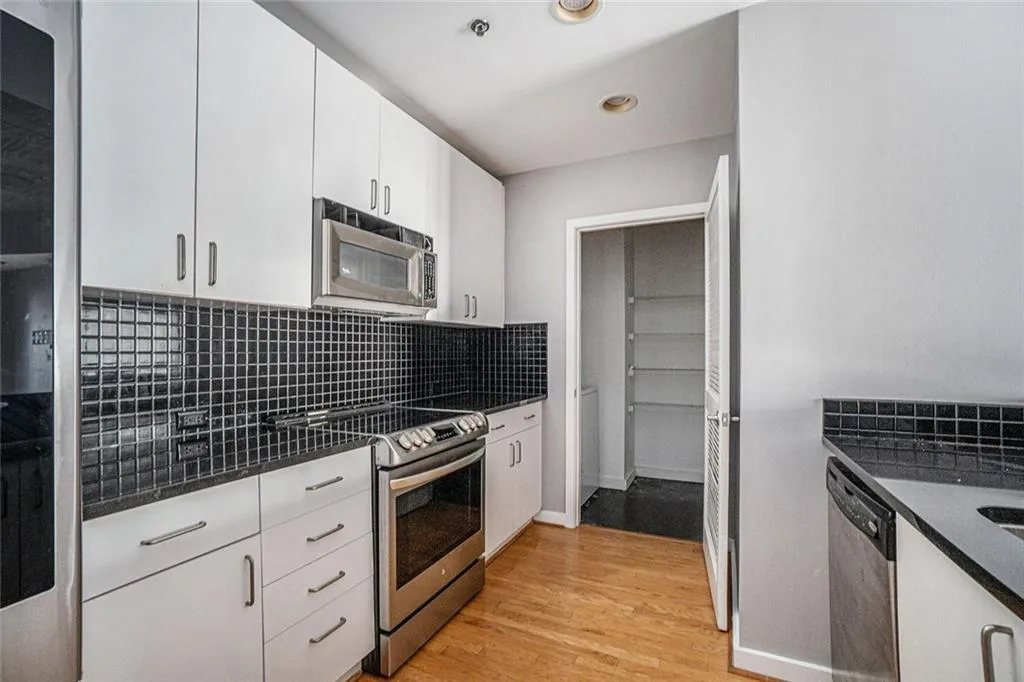 250 Pharr Road Ne, Atlanta, Georgia 30305, 2 Bedrooms Bedrooms, ,2 BathroomsBathrooms,Residential,For Sale,250 Pharr Road Ne,7554774