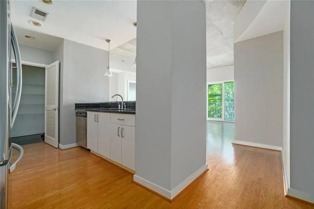 250 Pharr Road Ne, Atlanta, Georgia 30305, 2 Bedrooms Bedrooms, ,2 BathroomsBathrooms,Residential,For Sale,250 Pharr Road Ne,7554774